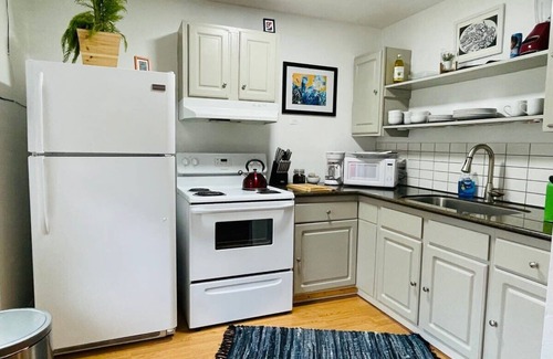 Southeastern Sacramento House | Artist's retreat near the heart of the city