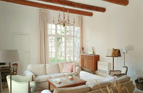 Alleins House | Artist's Villa With Pool Near Aix-En-Provence