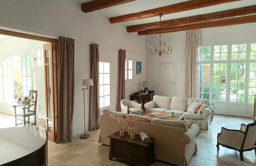 Alleins House | Artist's Villa With Pool Near Aix-En-Provence