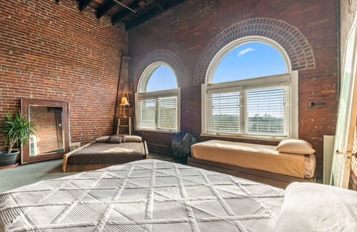 Columbus Square Hotel | Artist Warehouse Penthouse - Downtown St. Louis - Boutique Hotel Sleeps 20