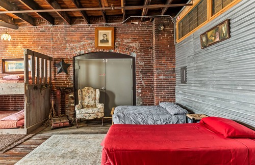 Columbus Square Hotel | Artist Warehouse Penthouse - Downtown St. Louis - Boutique Hotel Sleeps 20