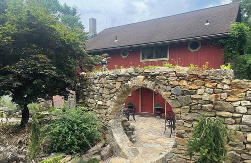 Kent House | Artistic barn: wood burning hottub, sauna and pizza oven