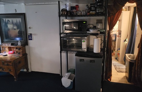 Englewood Apartment | Artistic, clean Lg Basement Studio W/24hr Hottub & Lg private yard. City Oasis.