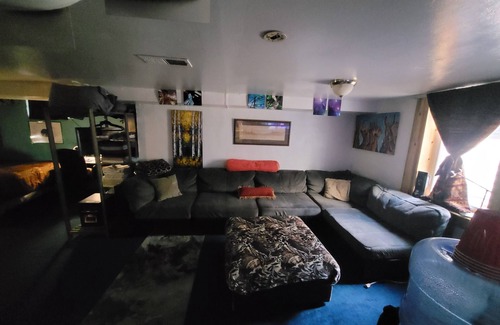 Englewood Apartment | Artistic, clean Lg Basement Studio W/24hr Hottub & Lg private yard. City Oasis.
