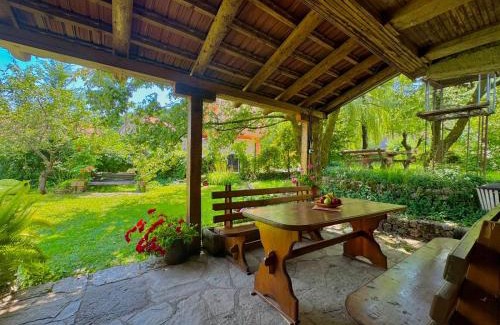 Donje Polje Apartment | Artistic Garden House