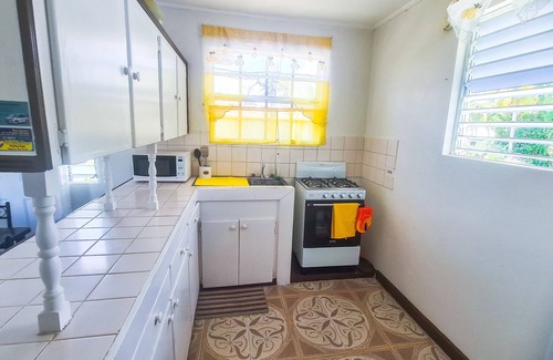Merlin Bay Apartment | Artistic Oasis in Aquarius, Steps to the Beach, Full Kitchen, Good WiFi, Laundry