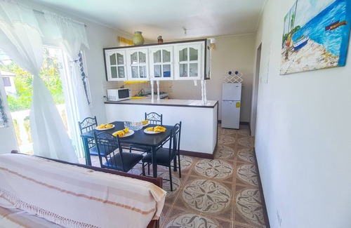Merlin Bay Apartment | Artistic Oasis in Aquarius, Steps to the Beach, Full Kitchen, Good WiFi, Laundry