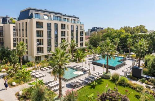 Saints Constantine and Helena Apartment | Artistic space in Azur Premium