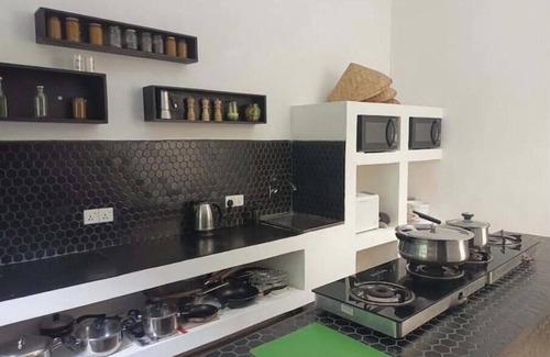 Bope-Poddala Villa | Artists Garden Haven 7 Bedroom with 9KS Beds Close to Beaches near Galle