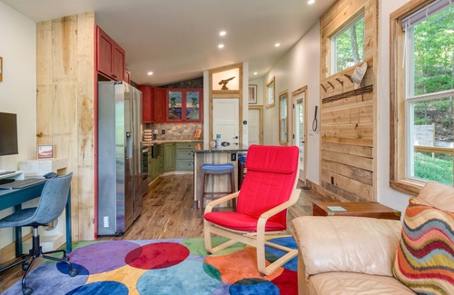 Fairview Cabin | Artist’s Palette by AvantStay | Colorful Retreat