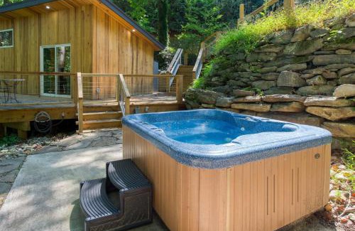 Fairview House | Artist’s Palette by AvantStay Colorful Retreat