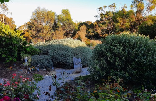 Aldinga House | Arts and Eco Retreat in Eco Village, Old Aldinga, walk to Port Willunga Beach.