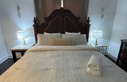 Oak Cliff Apartment | ARTSY Bishop Arts apt, walk to dining, cafés +bars