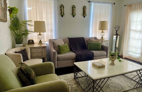 Oak Cliff Apartment | ARTSY Bishop Arts apt, walk to dining, cafés +bars