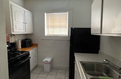 Oak Cliff Apartment | ARTSY Bishop Arts apt, walk to dining, cafés +bars
