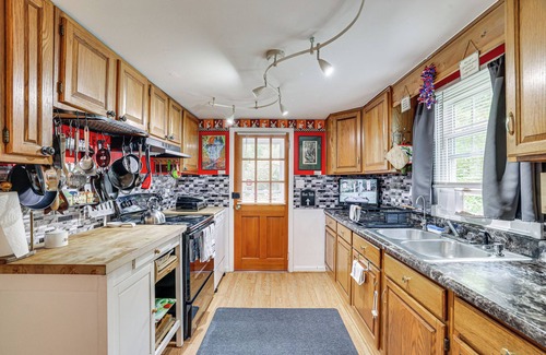 Scotrun Cottage | Artsy Cottage in Scotrun w/Studio Space & Hot Tub