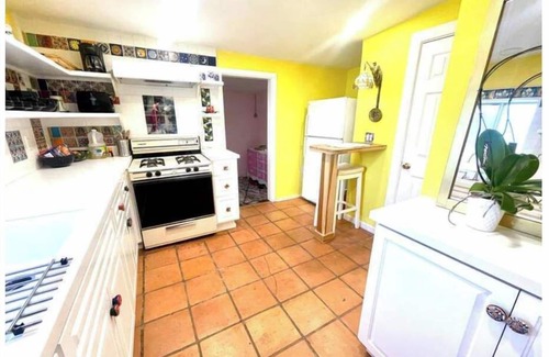 Burbank House | Artsy Cottage w Private Garden by Park/shop/Restr/Airport 30+ Day Stay