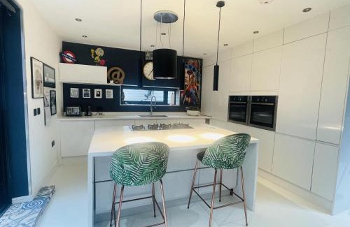 Caterham House | Artsy Retreat - Sleeps 6 Free Parking & Balcony