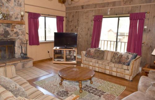Red River House | Artz Valley Cabin - WiFi - Satellite - Washer - Dryer - Wrap Around Deck - Wood Burning Fireplace - Secluded Setting