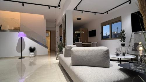 Archipolis Villa | ARYVE Boutique Villa mit Akropolis- und Meerblick, Infinity-Pool und Designer-Interieur