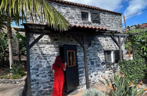 Arco da Calheta House | As Casinhas da Madeira - Cosy Stone Cottage in a subtropical garden