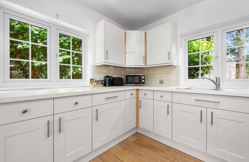 Ascot House | Ascot Haven: 4BR 2Bath FREE Spacious Priv Parking