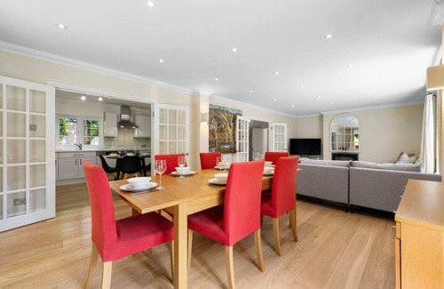 Ascot House | Ascot Haven: 4BR 2Bath FREE Spacious Priv Parking