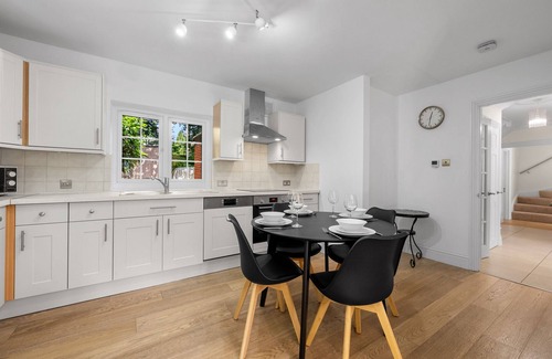 Ascot House | Ascot Spacious 4 Bedroom Home with Driveway