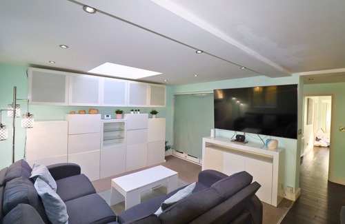 Ascot Ski Chalet | Ascot Spacious 5-Bedroom House