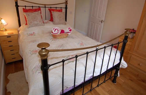 Holcombe Burnell Cottage | ASH COTTAGE, country holiday cottage, with a garden in Exeter