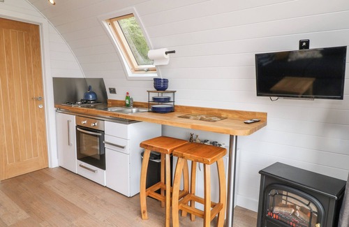 Saltash Cottage | ASH, romantic, with hot tub in Saltash