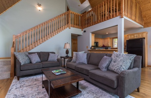 Fairview Ski Chalet | ASHEVILLE Luxury chalet HOT TUB VIEWS 7 Acres Private.