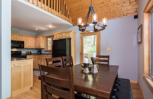 Fairview Ski Chalet | ASHEVILLE Luxury chalet HOT TUB VIEWS 7 Acres Private.