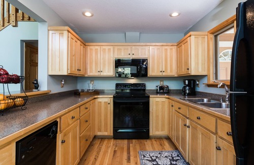 Fairview Ski Chalet | ASHEVILLE Luxury chalet HOT TUB VIEWS 7 Acres Private.