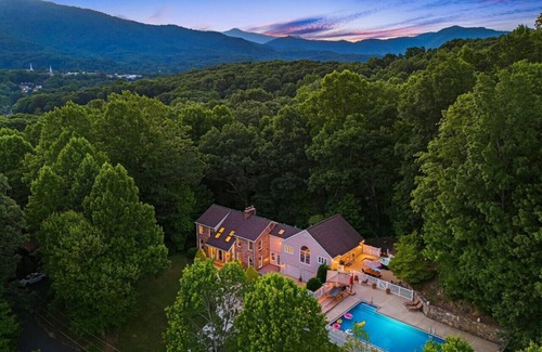 Waynesville Apartment | Asheville Luxury Smoky Mountain Cabin With Hot Tub