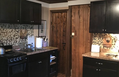 Fairview Apartment | Asheville's Rural Masterpiece, Private, Mountain Views Pet Friendly