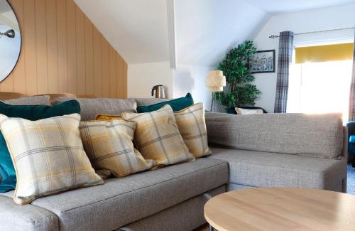 Barry Apartment | Ashley Suite - Cozy 1BR Maisonette with Parking & WIFI