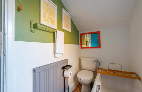 Barry Apartment | Ashley Suite - Cozy 1BR Maisonette with Parking & WIFI