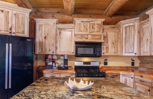 Ashton House | Ashton Bear-a-dise. Spacious retreat close to fishing, hiking, National Parks