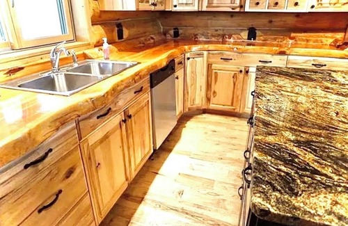 Ashton House | Ashton Bear-a-dise. Spacious retreat close to fishing, hiking, National Parks