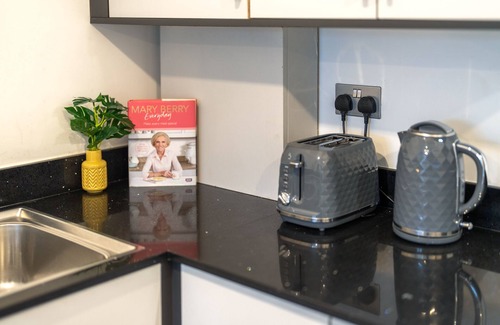 Staines Apartment | Ashview 2 - Heathrow - Thorpe Park - Free Parking