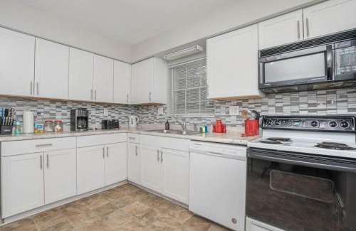 West Chester House | Ashwood Arbor 6 bed 3 bath sleeps 13