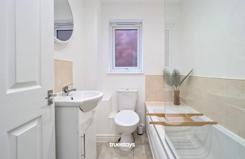 Failsworth House | Ashworth House by Truestays - NEW 3 Bedroom House in Failsworth, Manchester