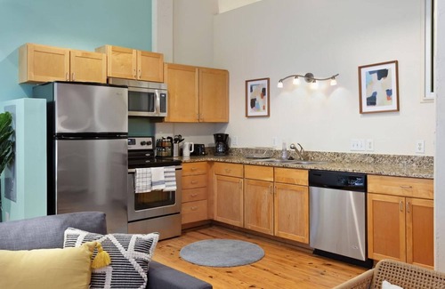 Downtown Apartment | ASK FOR Discount-2br Hip Apt Apple TV Fastwifi