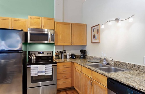 Downtown Apartment | ASK FOR Discount-2br Hip Apt Apple TV Fastwifi