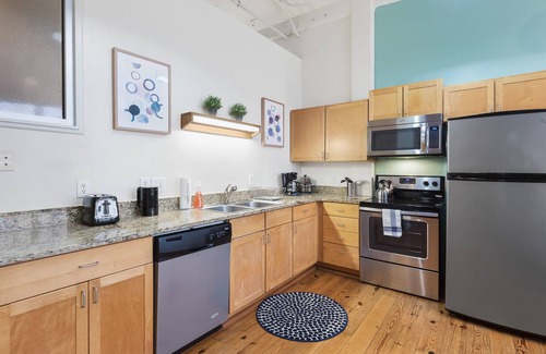 Downtown Apartment | ASK FOR Discount-hip Vibrant 2BR Parking Wifi