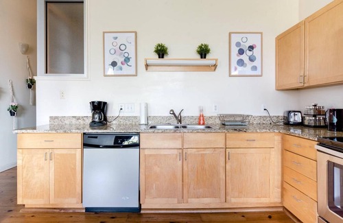 Downtown Apartment | ASK FOR Discount-hip Vibrant 2BR Parking Wifi