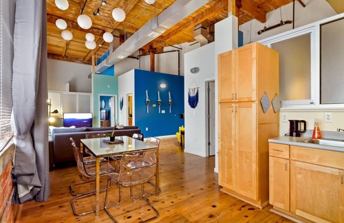 Downtown Apartment | ASK FOR Discount-historic Brick 2BR Getaway Wifi