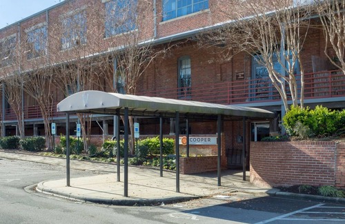 Downtown Apartment | ASK FOR Discount-historic Brick 2BR Getaway Wifi