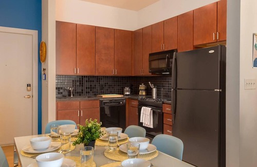 First Ward Apartment | ASK FOR Discount-vibrant 2 Story Apt Apple TV